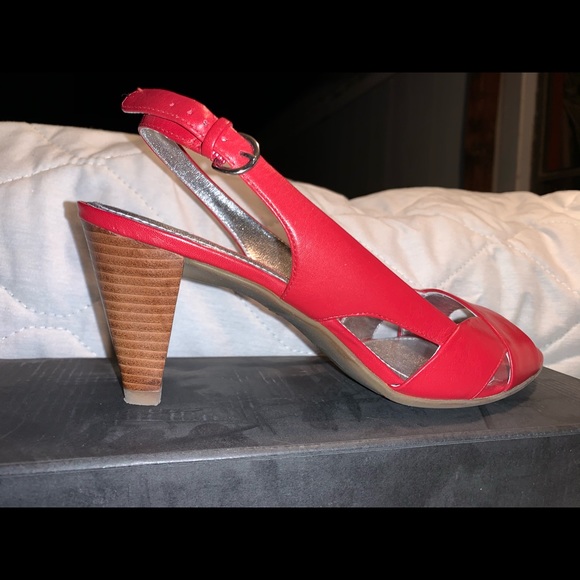 Size  7 Ecco cherry red heeled sandal open toe - Picture 5 of 5
